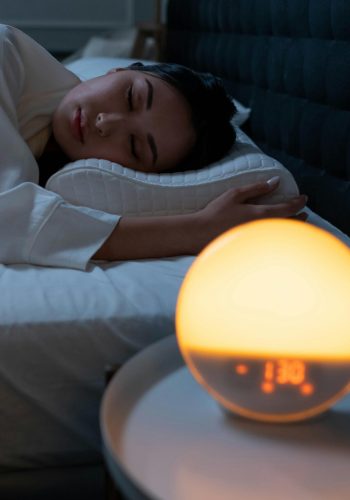 Philips SmartSleep Wake-Up Light – Wake Up Refreshed Every Morning! A Philips SmartSleep Wake-Up Light gradually brightening like a sunrise, placed on a bedside table.